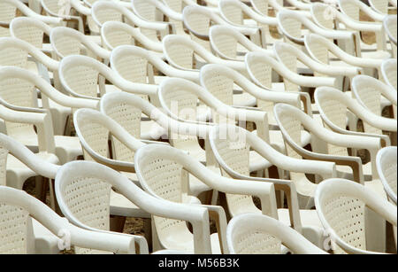 Beaucoup de chaises en plastique blanc mis en conférence Banque D'Images