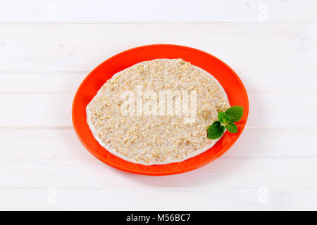 Assiette de porridge d'avoine sur fond blanc Banque D'Images