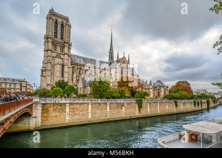 La cathédrale Notre-Dame et la Seine sur un jour nuageux au début de l'automne sur l'ile de la Cité, Paris France Banque D'Images