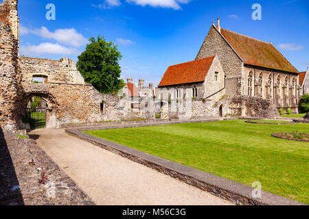 Ruines de St Augustine's Abbey, le plus ancien monastère bénédictin à Canterbury, Kent le Sud de l'Angleterre, Royaume-Uni, avec chapelle du collège en arrière-plan. UNESCO World Banque D'Images