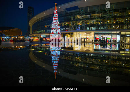 Milan, 24 décembre 2015 - Gae Aulenti Square dans le quartier moderne de Milan, près de la gare Garibaldi Banque D'Images