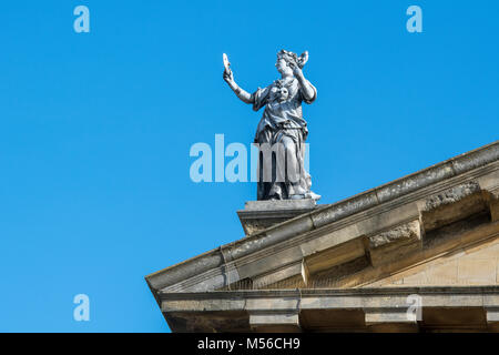 Muse statue sur le toit de Clarendon Building. Oxford, Oxfordshire, Angleterre Banque D'Images