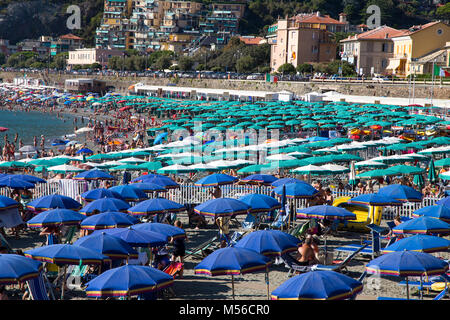 LEVANTO, ITALIE, LE 15 AOÛT 2017 - vert et bleu parasols dans un bain public dans la riviera ligurienne, La Spezia province, Levanto, Italie Banque D'Images