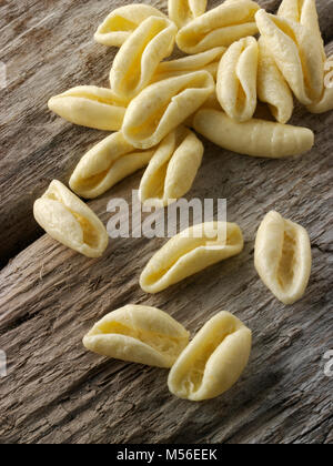 Séché Pugleisi Cavatelli traditionnel close up dans un cadre rustique, sur un fond de bois Banque D'Images