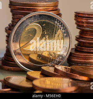 Pièce de deux euros. Pièce sur un arrière-plan flou de la dénomination de pièce de deux euros. Monnaie de l'Union européenne. Coins arrière-plan. Banque D'Images
