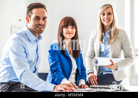 Portrait de jeunes créateurs de mode working at desk in office Banque D'Images