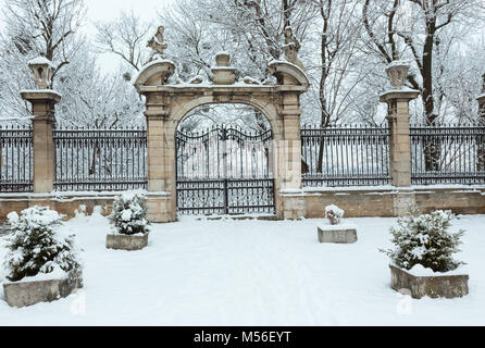 Sur la porte de la cathédrale St George cour d'hiver tôt le matin à Lviv, Ukraine. Banque D'Images