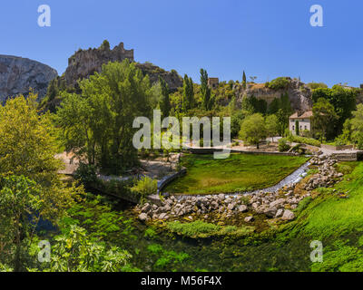 Village de Fontaine-de-Vaucluse en Provence France Banque D'Images