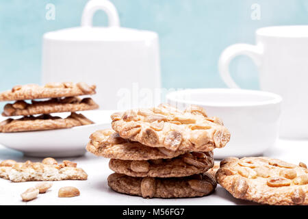 Peanut cookies dans un bleu clair et blanc réglage cuisine Banque D'Images