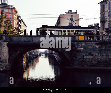 Tramway milanais traditionnel sur le Naviglio Grande à Milan pendant l'hiver Banque D'Images