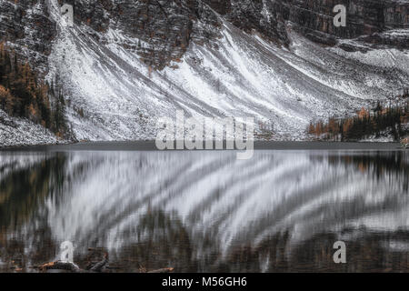 La réflexion du Lac-Agnes dans le parc national de Banff en hiver Banque D'Images