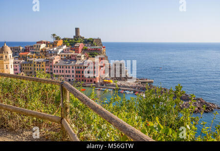 VERNAZZA, ITALIE, LE 31 JUILLET 2017 - Vue panoramique de Vernazza, 5 Terre, La Spezia province, côte Ligure, Italie. Banque D'Images