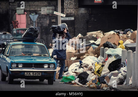 Hiver du mécontentement. Des déchets se sont accumulés dans les rues à l'est de Londres alors que les collecteurs de déchets étaient en grève avec les employés du secteur public. 1979 Banque D'Images
