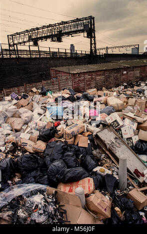 Hiver du mécontentement. Les poubelles s'entaillaient dans les rues à l'est de Londres alors que les collecteurs de déchets étaient en grève avec les employés du secteur public. 1979 Banque D'Images