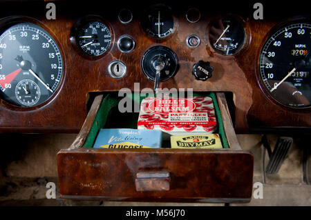 Tiroirs en bois dans la planche de bord d'une Jaguar Mk VII 1955 Banque D'Images