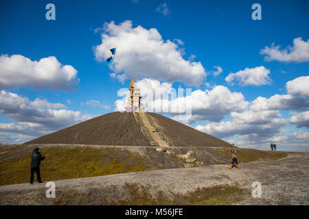 Halde Rheinelbe Gelsenkirchen, à 100 mètres de haut tas de montagne, paysage, avec la sculpture Himmelsleiter, faits de béton parties de la fo Banque D'Images