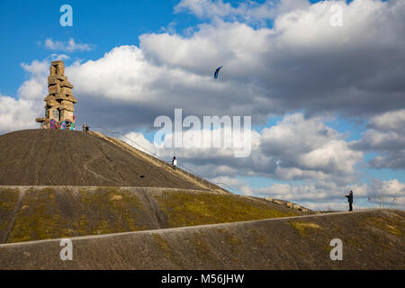 Halde Rheinelbe Gelsenkirchen, à 100 mètres de haut tas de montagne, paysage, avec la sculpture Himmelsleiter, faits de béton parties de la fo Banque D'Images