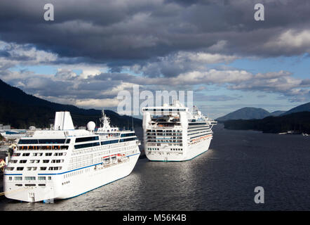 Les bateaux de croisière amarrés dans le centre-ville de Ketchikan sous le ciel nuageux sombre (Alaska). Banque D'Images