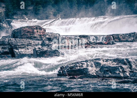 L'eau de la rivière Kootenai falls, dans le Montana, montagnes Banque D'Images