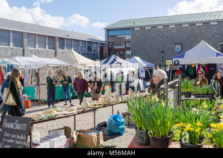 Le marché du samedi à la place du marché dans la ville de Totnes dans le Devon Banque D'Images