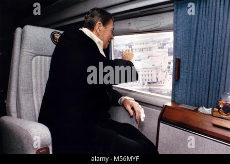 L'ex-président des États-Unis Ronald Reagan les vagues de Nighthawk 1 alors qu'il prend un dernier tour de Washington, DC avant de rentrer à la maison en Californie le jour de l'investiture, le 20 janvier 1989. L'hélicoptère a volé depuis le parc du Capitole au Andrews Air Force Base. Dans l'arrière-plan est le Capitole. Un hélicoptère maritime qui a le président de séance à bord utilise l'indicatif d'appel 'Marine Un.' Dans ce cas, puisque M. Reagan n'était plus le président de séance l'hélicoptère a été connue par l'indicatif d'appel 'Nighthawk 1' pour le premier escadron d'hélicoptères maritimes (HMX-1), surnommée la Nighthaw Banque D'Images