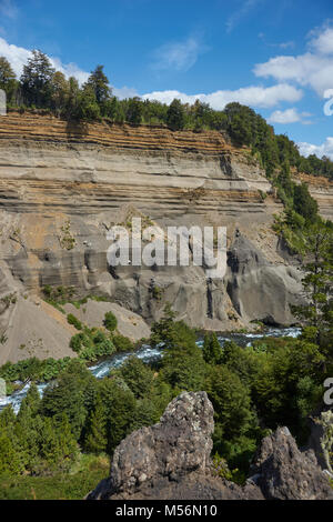 Truful-Truful rivière qui traverse une gorge profonde avec des falaises érodées dans le Parc National Conguillio dans la région d'Araucanie au Chili Banque D'Images