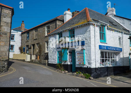 Shop dans le joli village de Cornouailles de Mousehole. Banque D'Images