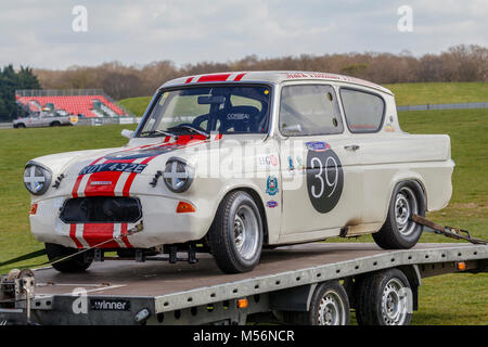 Mark Thomas' 1967 Ford Anglia 105E arrive sur le circuit pour la SCLC Adams & Page Swinging Sixties La race de Snetterton, Norfolk, Royaume-Uni. Banque D'Images