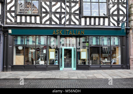 L'un des (8) Images dans cette courte série relative à la rue haute populaires commerces de détail. Restaurant Italien demander vue ici dans High Street Shrewsbury. Banque D'Images