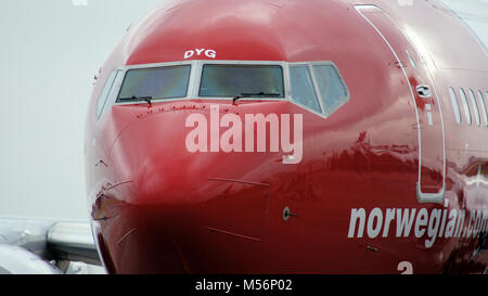 BERLIN, ALLEMAGNE - JAN 17th, 2015 : avion Boeing 737 norvégien arrivant à l'entrée dans l'aéroport de Berlin Schönefeld SXF Banque D'Images