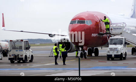 BERLIN, ALLEMAGNE - JAN 17th, 2015 : avion Boeing 737 norvégien arrivant à l'entrée dans l'aéroport de Berlin Schönefeld SXF Banque D'Images