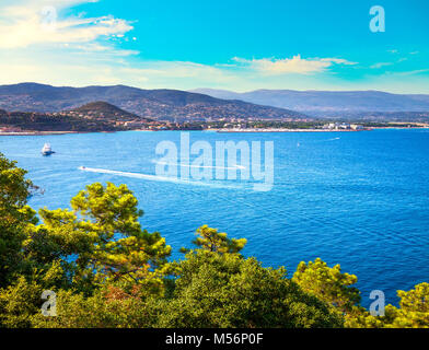 Cannes et La Napoule vue panoramique sur la mer, vue sur la baie de yachts et bateaux de Theoule sur Mer. D'azur, Côte d'Azur ou Côte d Azur, Provence, France Banque D'Images