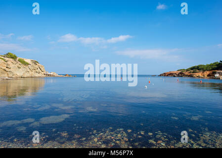 Cala pou des lleo à Ibiza avec un ciel bleu, Espagne Banque D'Images