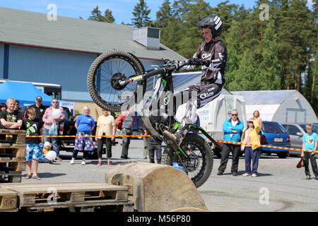 La Finlande, Etats-Unis - 15 juin 2014 : Champion Finlandais Timo Myohanen donne au public un show en essais cliniques à Moto Show 2014 HeMa dans, Etats-Unis Banque D'Images