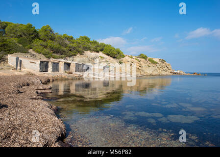 Cala pou des lleo à Ibiza avec un ciel bleu, Espagne Banque D'Images