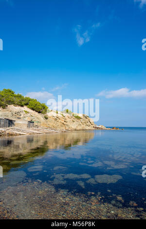 Cala pou des lleo à Ibiza avec un ciel bleu, Espagne Banque D'Images