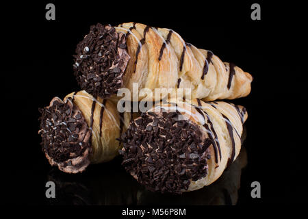 La pâte feuilletée avec de la crème au chocolat enrobés sur fond sombre Banque D'Images