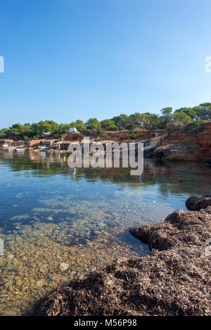 Cala pou des lleo à Ibiza avec un ciel bleu, Espagne Banque D'Images