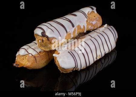 Éclairs glacés gâteau sur un fond sombre libre Banque D'Images