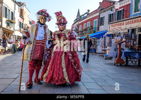 L'homme et la femme portant des costumes rouge pendant le Carnaval de Venise 2018. Venise, Italie. Février 2018. Banque D'Images