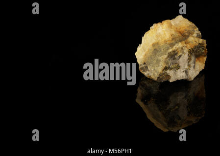 La chalcopyrite cuivre fer minerai sulfure isolé sur fond noir structure cristalline tétragonale. Roches et minéraux Banque D'Images