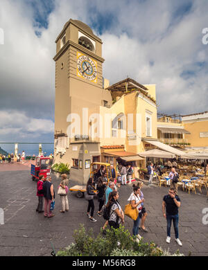 Piazza Umberto I est la place la plus célèbre de l'île de Capri, Italie. Le Square est situé dans le centre historique de Capri. Banque D'Images