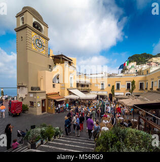Piazza Umberto I est la place la plus célèbre de l'île de Capri, Italie. Le Square est situé dans le centre historique de Capri, dans la ville éponyme Banque D'Images