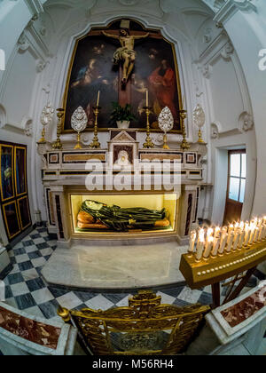 Photo d'une chapelle contenant un tombeau illuminé dans l'église Santo Stefano sur l'île de Capri. Italie Banque D'Images