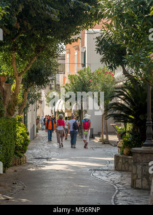 Rue typique de Capri avec les touristes, Capri, Italie. Banque D'Images