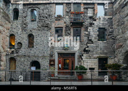 Aosta, Italie - Dec 17, 2018 : Porta Praetoria porte de la ville romaine d'aoste, Italie construit en 25 avant J.-C. après la défaite de l'Salassians par Terenzio Varrone Banque D'Images