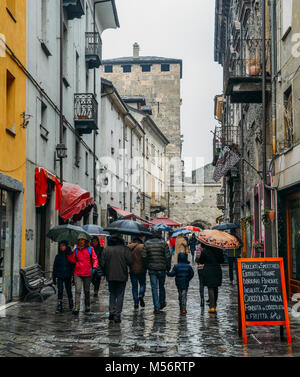 Aosta, Italie - Dec 17, 2018 : La rue commerciale pendant un jour de pluie dans la ville alpine d'Aoste dans le nord-ouest de l'Italie Banque D'Images