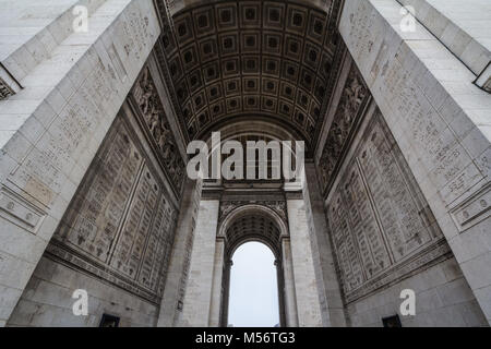 Arc de Triomphe (Arc de Triomphe, ou l'Arc de Triomphe) sur la place de l'Etoile à Paris, prises à partir de ci-dessous. C'est l'un des plus célèbres monuments de Paris, st Banque D'Images