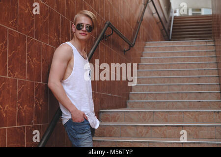 Hipster Jeune homme posant debout sur l'escalier Banque D'Images