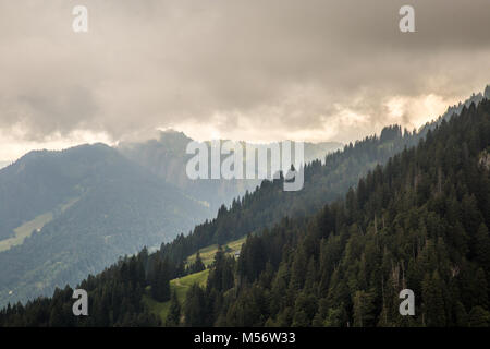 Vue depuis mountain Mittag, près de Immenstat, Allgäu, Bavière, Allemagne, Europe. Banque D'Images